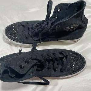 Converse shoes. Size 10 women’s and 8 men’s.